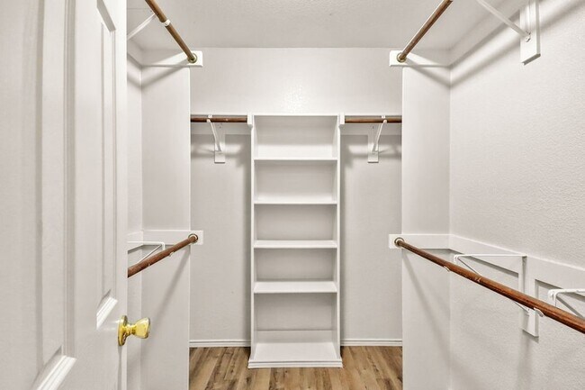 Building Photo - 1075 Wood Stream Dr