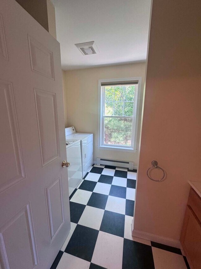Building Photo - Brunswick Condo End Unit 2BR/1.5BA