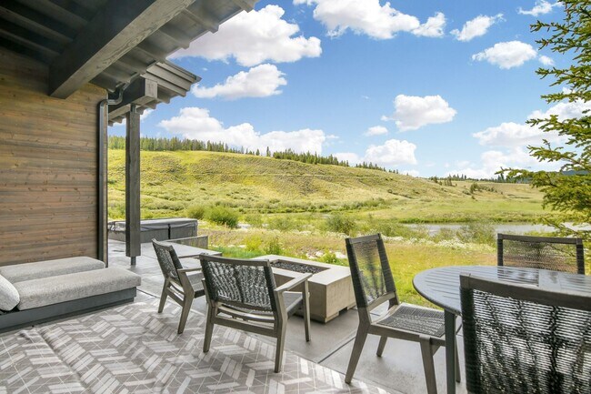 Building Photo - Luxury ski season rental is an entertainer...