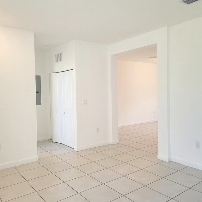 Building Photo - 20742 NE 5th Ct