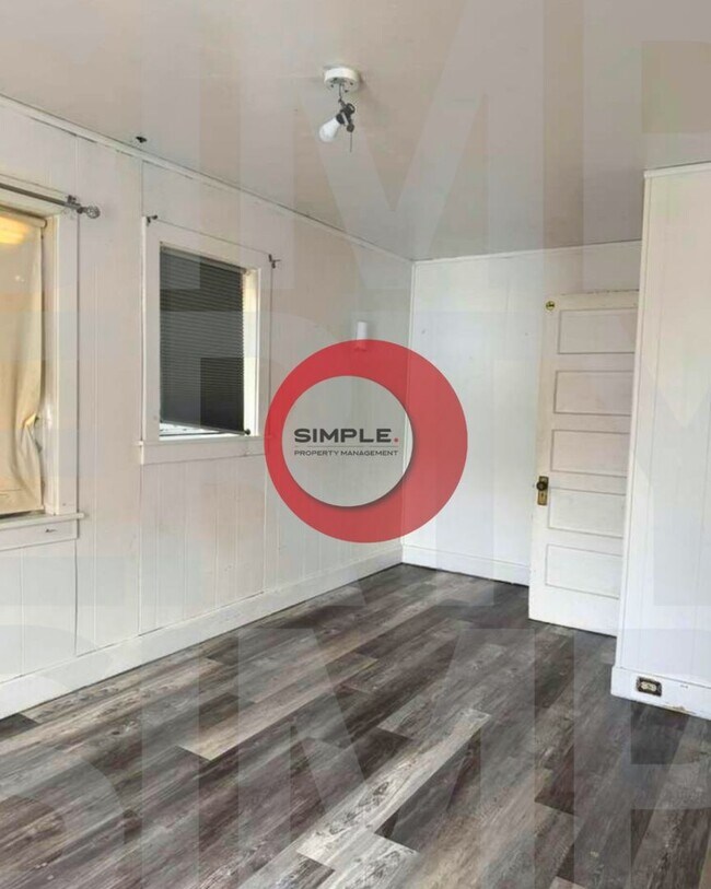 Building Photo - Great Location