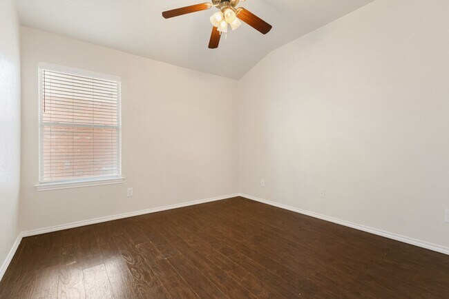 Building Photo - Charming Home Awaits: Spacious & Modern Li...