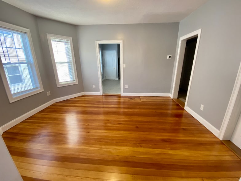 Building Photo - 824 Main St