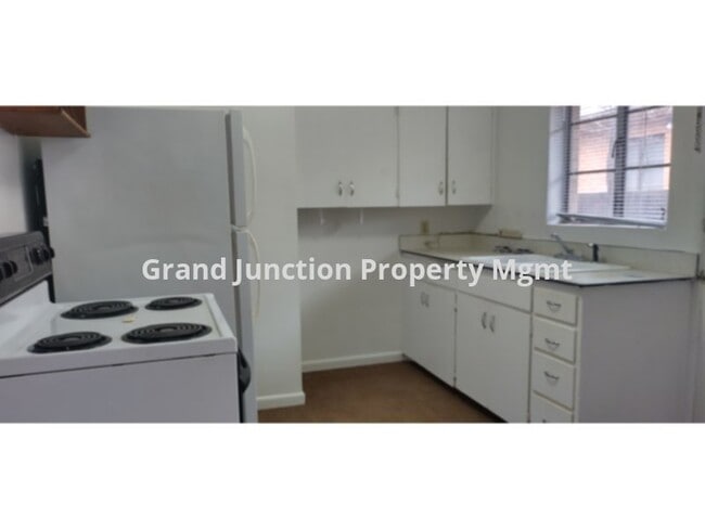 Building Photo - Cute 2 Bedroom Apt Near CMU
