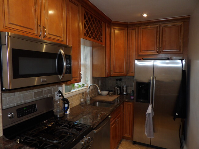 High End Kitchen! - 2 Westervelt Pl