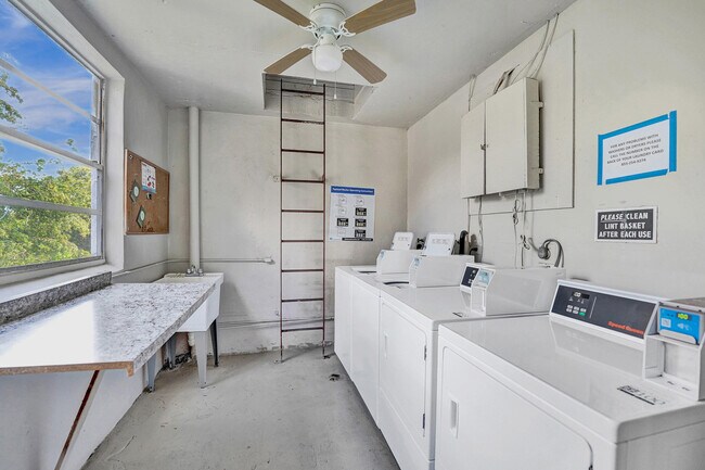 Building Photo - 9470 Poinciana Pl