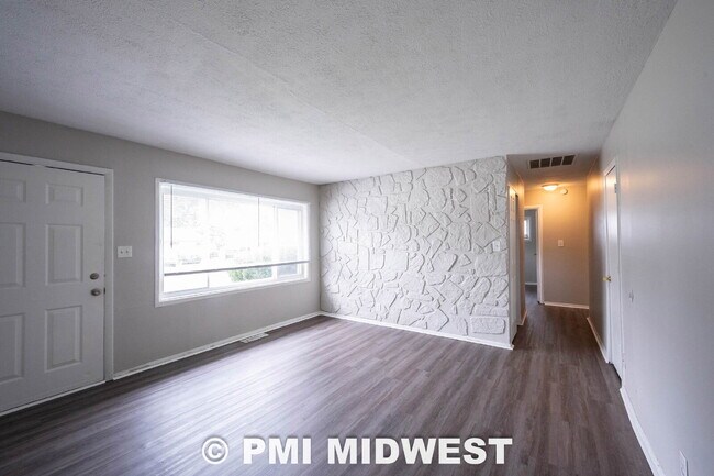 Building Photo - "Charming 3-Bedroom Home in Indianapolis with Modern Comforts!"
