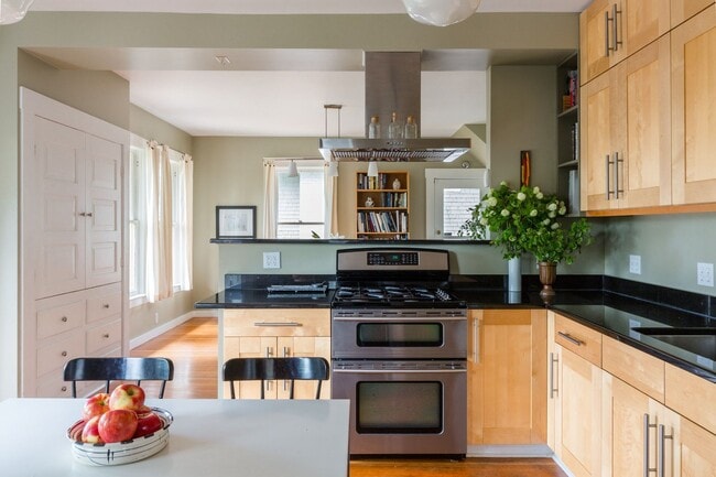 Building Photo - Madrona Home