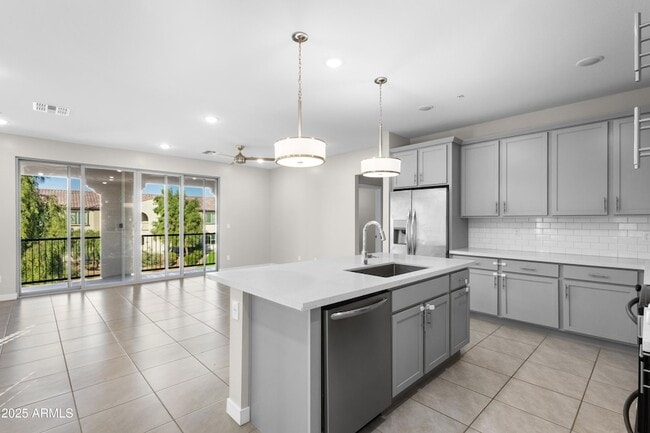 Building Photo - 155 N Lakeview Blvd