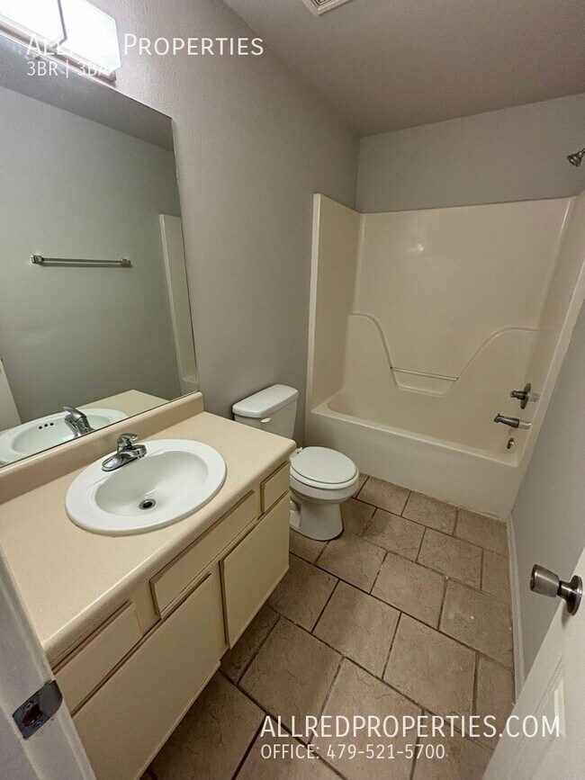 Building Photo - 954 N Daisy Ln