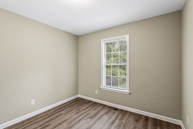 Building Photo - Welcome to this charming 4 bedroom, 2 bathroom home located in Greensboro, NC.