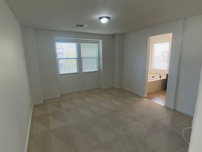 Building Photo - Beautiful 3Bed/3Bath/2Car corner lot home located in the guard gated Tuscany Community