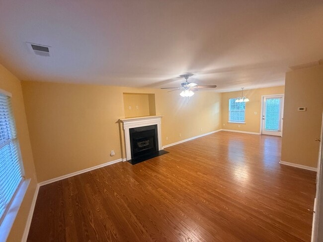 Building Photo - Beautiful private home!!