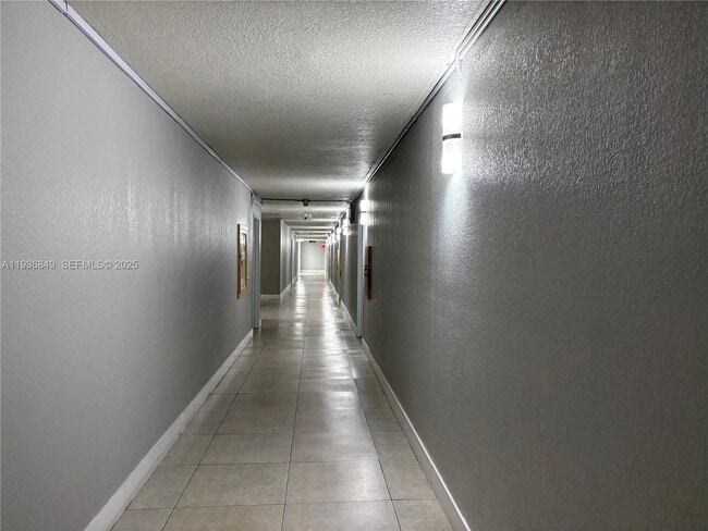 Building Photo - 9350 Fontainebleau Blvd