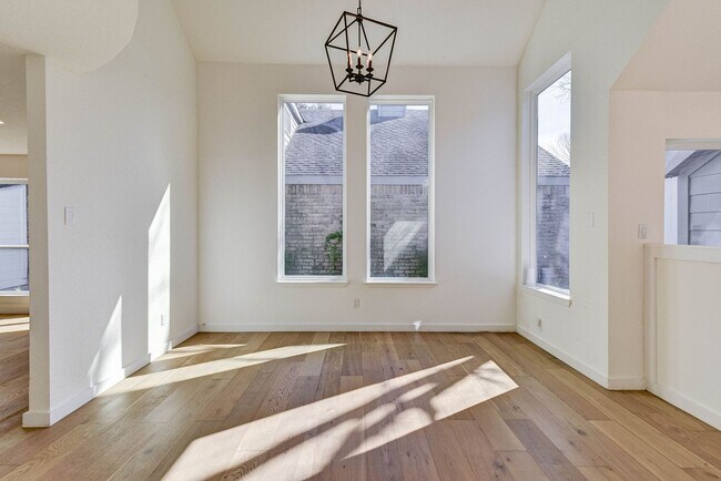 Building Photo - Museum District: Chic 2-Story newly update...