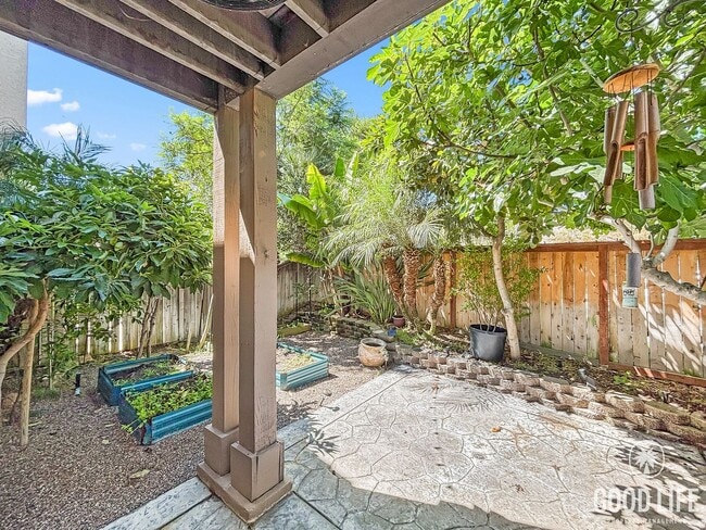 Building Photo - Stunning 3BD/2.5BA Townhouse in Eastlake W...