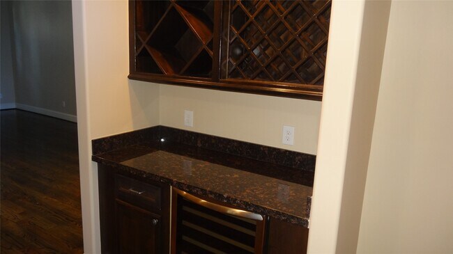 Building Photo - 2101 Elmen St