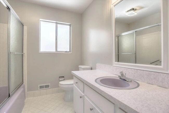 Building Photo - Charming San Mateo Home in a Quiet Countryside Neighborhood