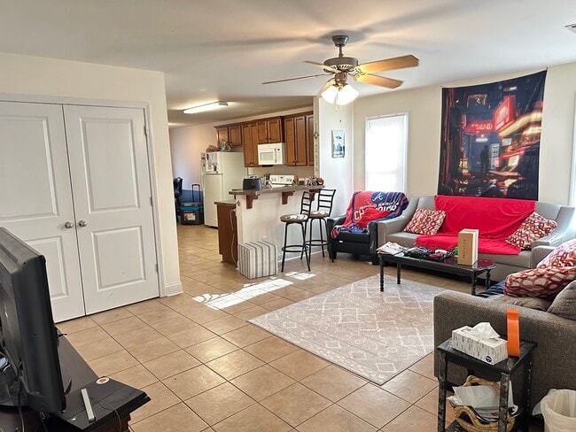 Building Photo - Five Bedroom Near Downtown Available for P...
