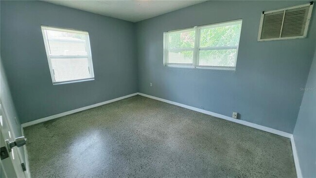 Building Photo - 4615 EDGEWATER Dr