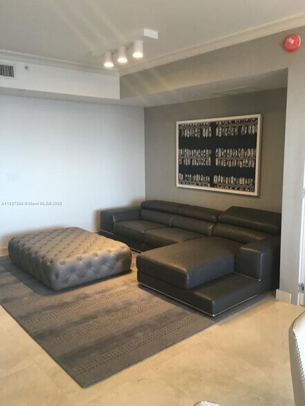 Building Photo - 17875 Collins Ave