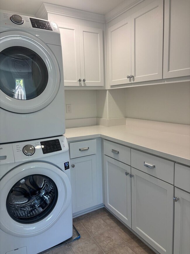 Building Photo - Pet Friendly 4 bed 3.5 bath home *AVAILABL...