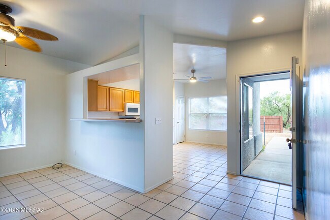 Building Photo - 392 Falcon Ct