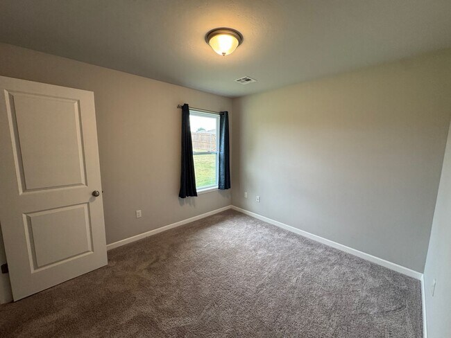 Building Photo - Don't Miss this STUNNING, true 4 bed, 2 ba...