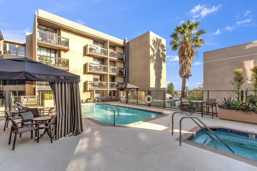 Building Photo - 7320 Hawthorn Ave