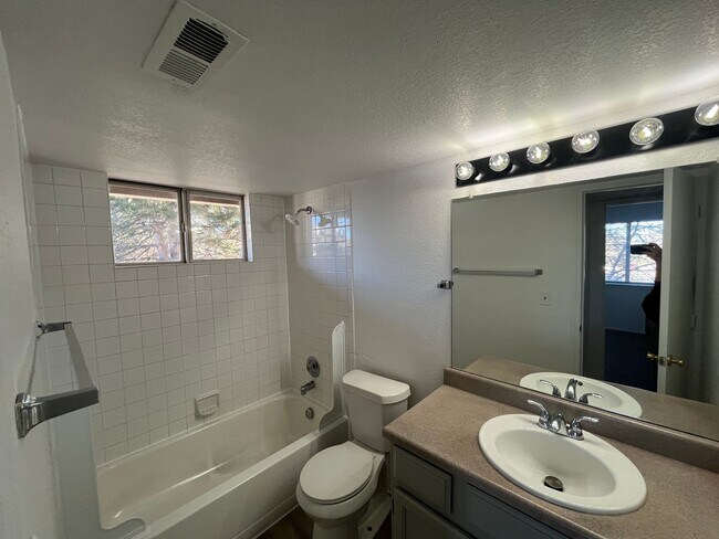 Building Photo - 2 bed 2 bath Condo W/D in Unit - $500 off first months rent!