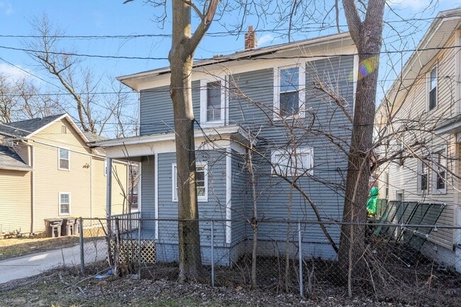 Building Photo - MOVE-IN SPECIAL - NEW LISTING! 4 BEDROOM HOME