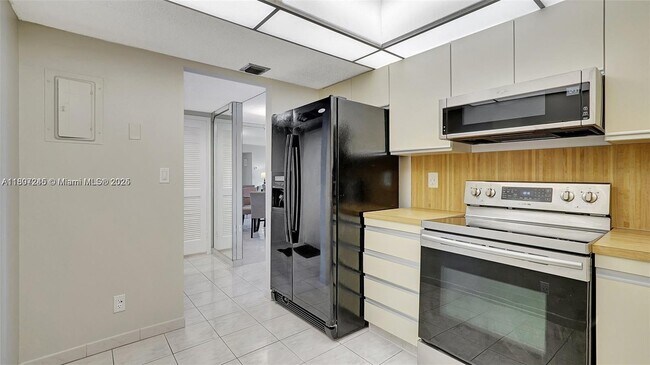 Building Photo - 2500 Parkview Dr