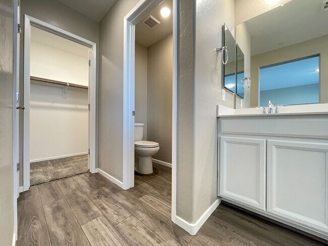 Building Photo - Stunning Summerlin Townhome with Private Downstairs Suite – Gated Community