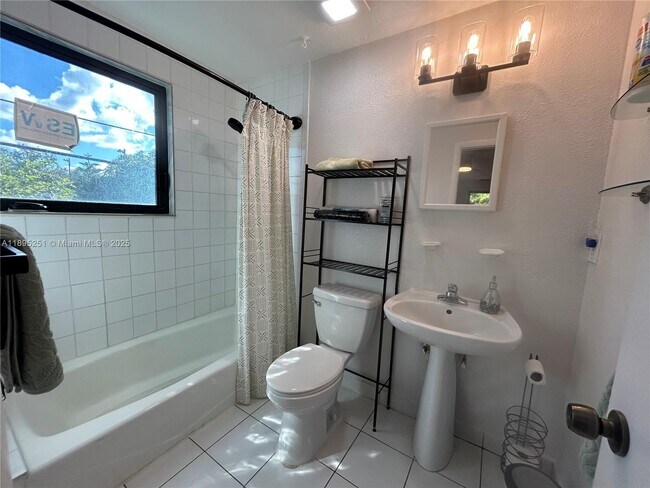 Building Photo - 1534 Monroe St