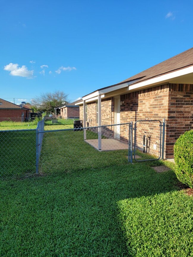 Building Photo - 2805 Alma Dr