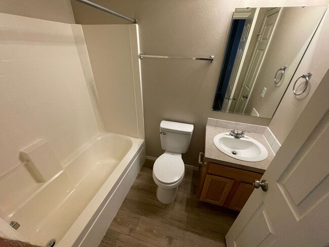 Building Photo - Ready Now / 4 Bed PLUS Large BONUS ROOM and 2.5 BA great spacious home!