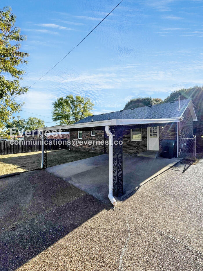 Building Photo - 206 E Hillcrest Dr