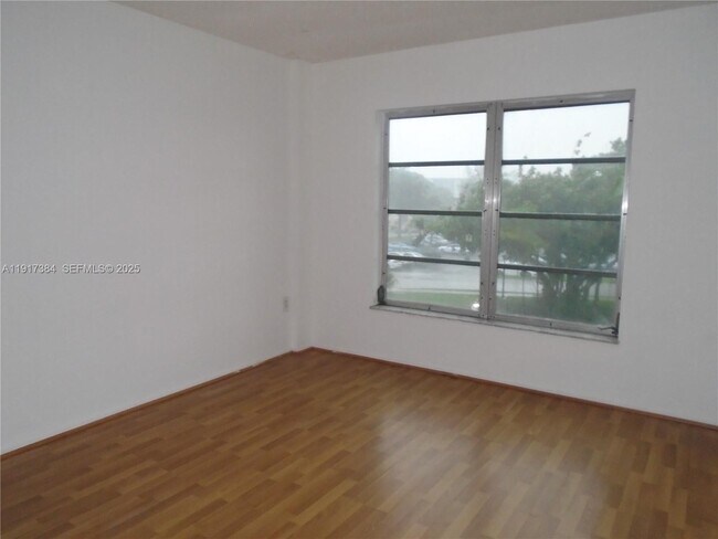 Building Photo - 4174 Inverrary Dr