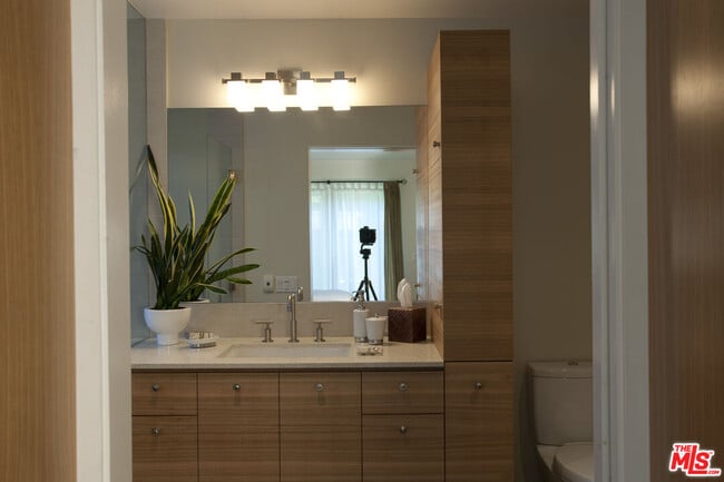 Building Photo - 737 Broadway St