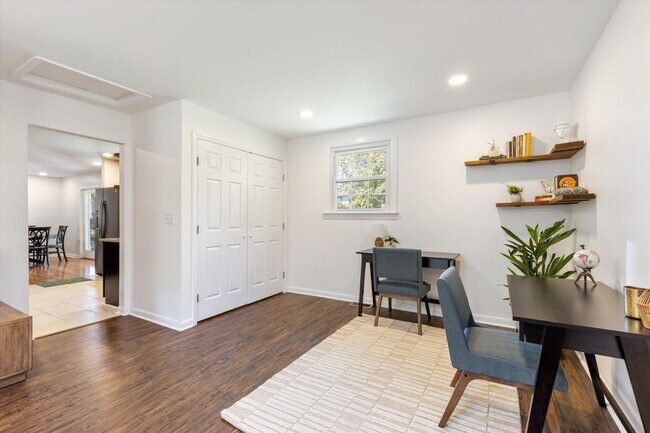 Building Photo - 209 Hazelwood Dr