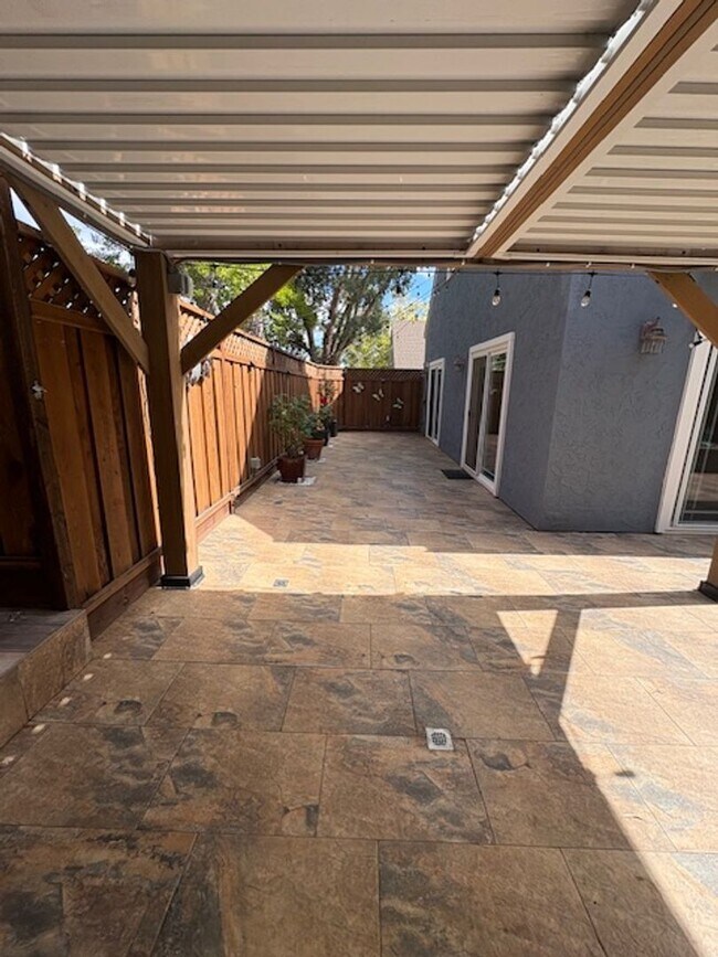 Building Photo - Los Gatos Family Townhome Ready for Move i...