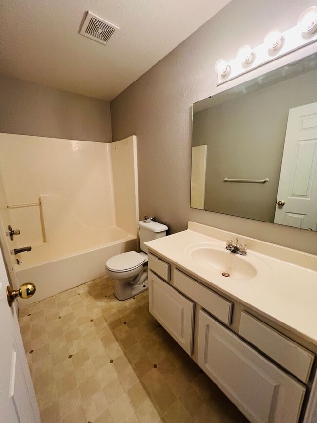 Building Photo - RENOVATED 4 bed 3.5 bath Duplex - Available for IMMEDIATE move in