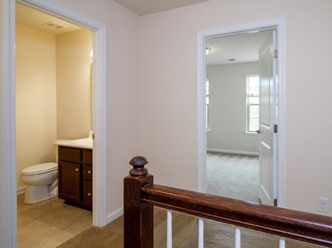 Building Photo - Minutes from Uptown!