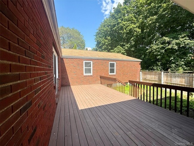 Building Photo - 11 Willow Ln