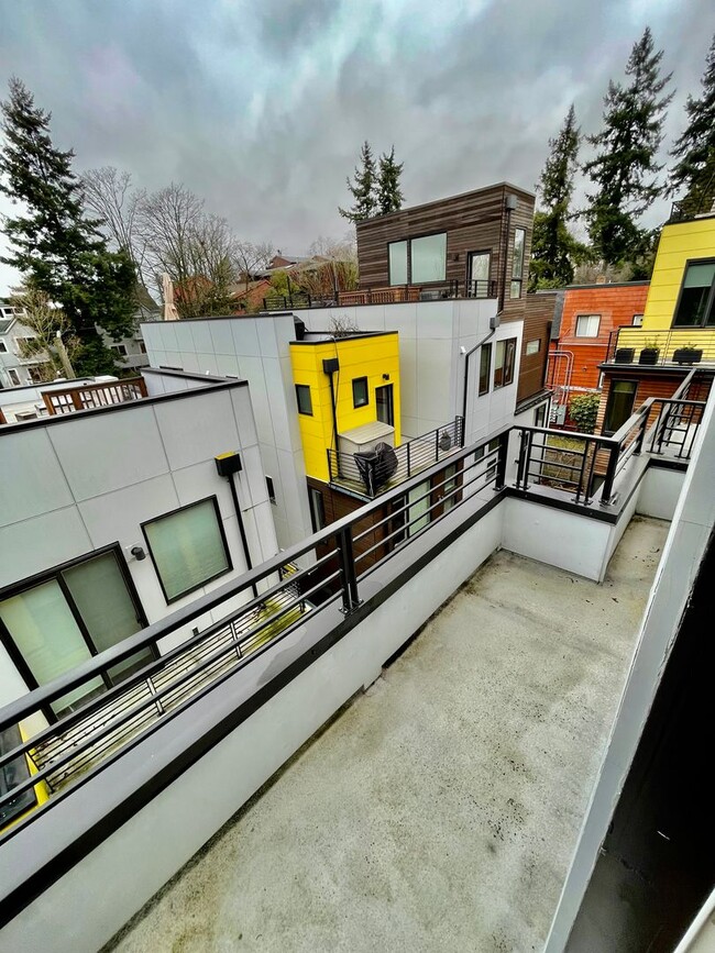 Building Photo - Exceptional Fremont Townhome - Amazing Loc...