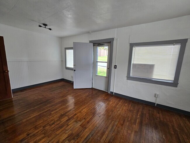 Building Photo - 313 Shadowrock Dr