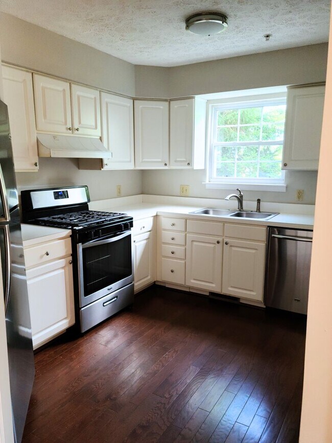 Building Photo - Spacious 3 Bedroom Townhome in Oldfarm.