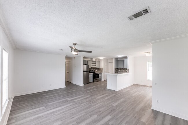 Building Photo - 151 Varsity Dr