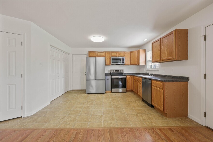 Building Photo - 206 W Edison St
