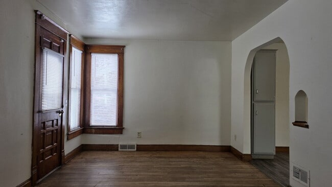 Building Photo - 3 Bedroom Home